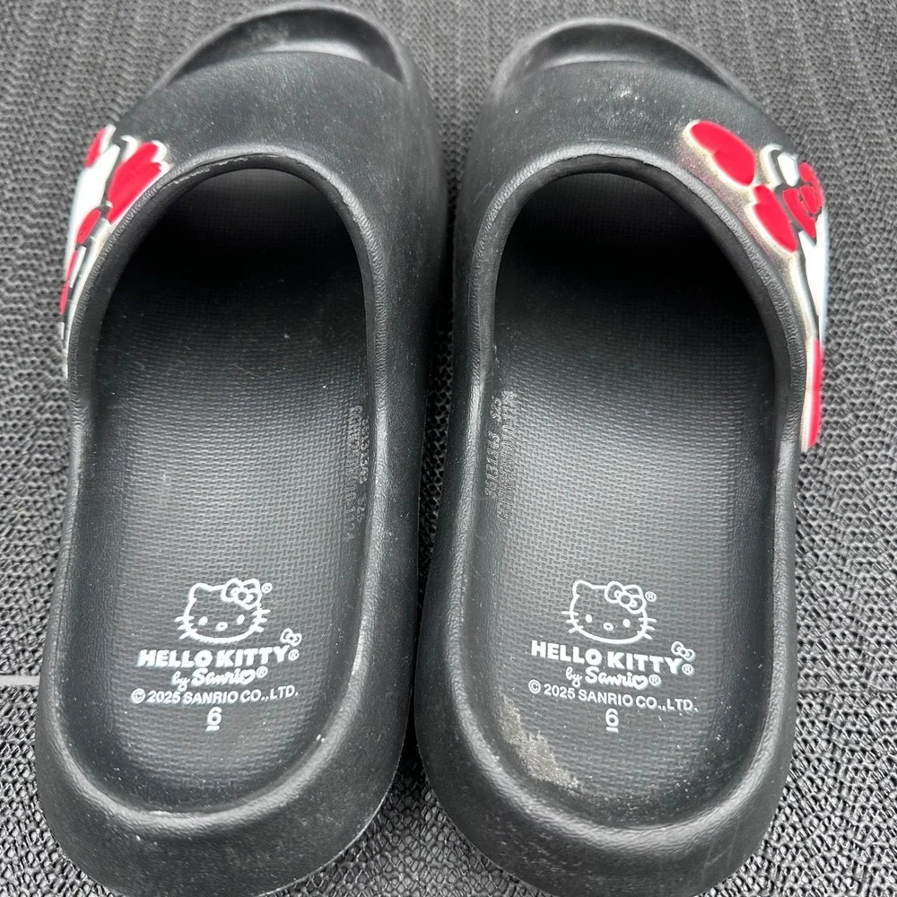 Sanrio Hello Kitty Black Slide Sandals Winking Hearts Girls Size 6 3613143 S25